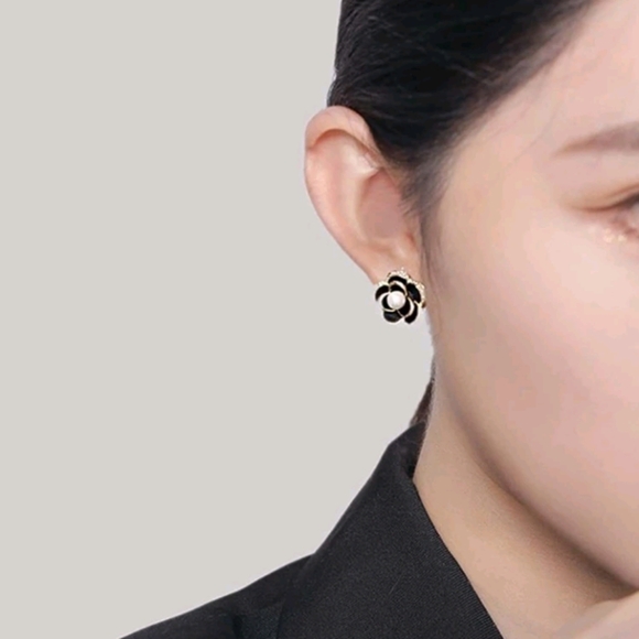 #119. Elegant Women's Black White Gold Flower Fashion Stud Earrings. - Picture 4 of 5